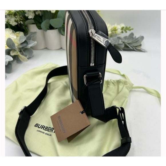 Burberry paddy check canvas vertical Crossbody camera bag NWT - Picture 6 of 6